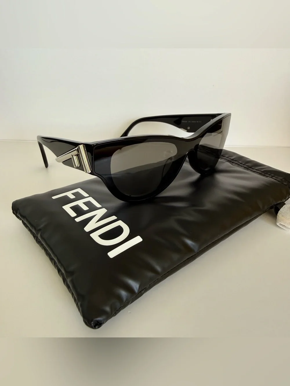 NEW!!! Fendi cat eye black sunglasses FE40135F 01A Authentic